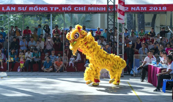 Ho Chi Minh City, Vietnam - 29 Aralık 2018: rekabet sahne sanatları 2 hoş geldiniz yeni yıl şehrin Turizm Bakanlığı tarafından düzenlenen dans aslan Ho Chi Minh city, Vietnam neşelendirmeye ziyaretçi çekmek
