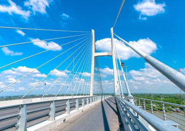 Dong Thap, Vietnam - 17 Ocak 2019: Cao Lanh köprü kablosu ndaki trafik, sabah saatlerinde Mekong Nehri üzerinde kaldı Cao Lanh ve Lap Vo District, Dong Thap, Vietnam