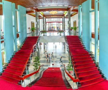 Ho Chi Minh city, Vietnam, 24 Ağustos 2018: Bağımsız sarayın halı yolu ile muhteşem bir salona sahip eşsiz merdiven mimarisi Ho Chi Minh City, Vietnam'da birçok ziyaretçiyi cezbediyor