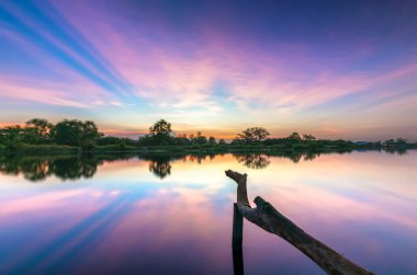 Günbatımı güneş güneşli bir ufuk gerçekten dramatik sonu aşağı Nehri boyunca.