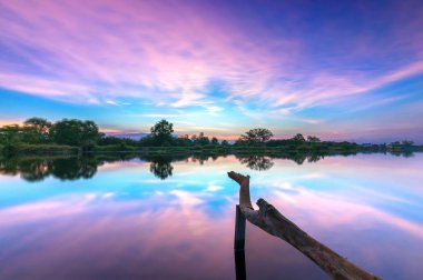 Günbatımı güneş güneşli bir ufuk gerçekten dramatik sonu aşağı Nehri boyunca.