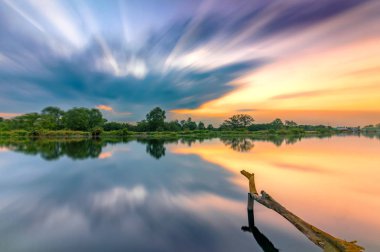 Günbatımı güneş güneşli bir ufuk gerçekten dramatik sonu aşağı Nehri boyunca.