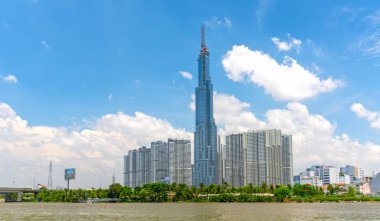 Ho Chi Minh City, Vietnam - 12 Haziran 2018: Ho Chi Minh City, Vietnam uluslararası getirmek için modern mimari ile kentsel gelişim gösteren dramatik gökyüzü ile nehir kenarından görüntülenen Gökdelenler