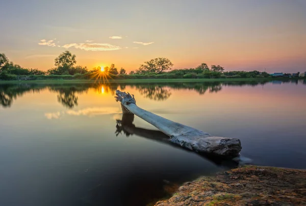 Ηλιοβασίλεμα Κατά Μήκος Του Ποταμού Καθώς Ήλιος Κάτω Ορίζοντα Πραγματικά — Φωτογραφία Αρχείου