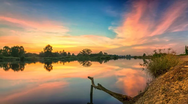 Ηλιοβασίλεμα Κατά Μήκος Του Ποταμού Καθώς Ήλιος Κάτω Ορίζοντα Πραγματικά — Φωτογραφία Αρχείου