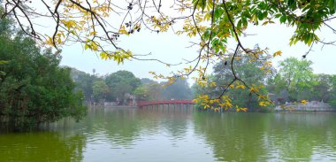 Mimari Huc Köprüsü başgösteren kemerli kırmızı kerevit kültürü ile sallamak ağaçlar göl Hanoi, Vietnam tarih binlerce yıl sembolize