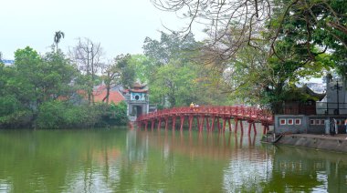 Mimari Huc Köprüsü başgösteren kemerli kırmızı kerevit kültürü ile sallamak ağaçlar göl Hanoi, Vietnam tarih binlerce yıl sembolize