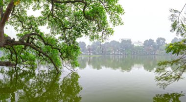 Hanoi Sermaye Hoan Kiem gölünde tomurcuk ağaç, Kaplumbağa Kulesi ile Vietnam. Bu günümüze kadar korunmuş eski bir mimari.