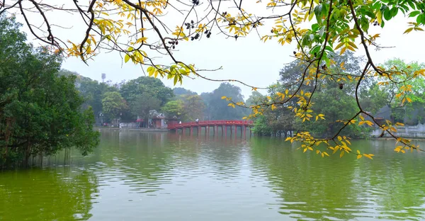 Puente Huc Arquitectónico Inminente Agitar Árboles Lago Con Arco Cultura — Foto de Stock