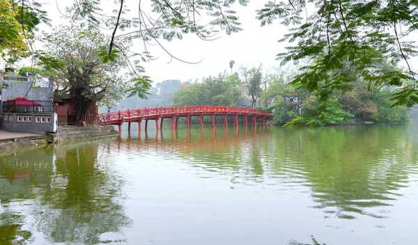 建筑胡克桥隐约摇动树湖与拱形的红色小龙虾文化象征历史数千年在河内 — 图库照片