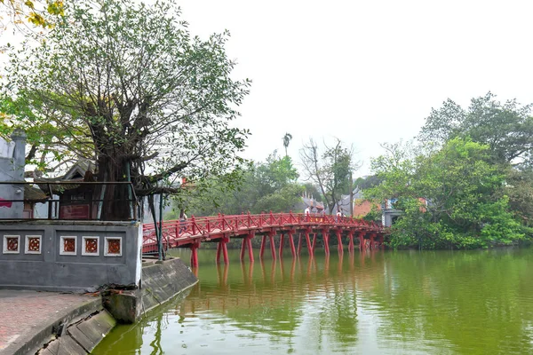 Architektonische Huc Brücke Drohenden Schütteln Bäume See Mit Gewölbten Roten — Stockfoto