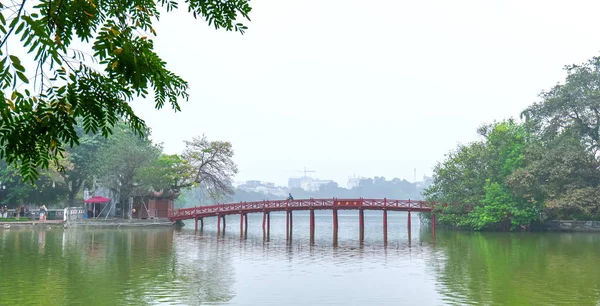 Architektonický Huc Bridge Obzoru Rýsuje Jezero Rudou Kulturou Symbolizuje Dějiny — Stock fotografie