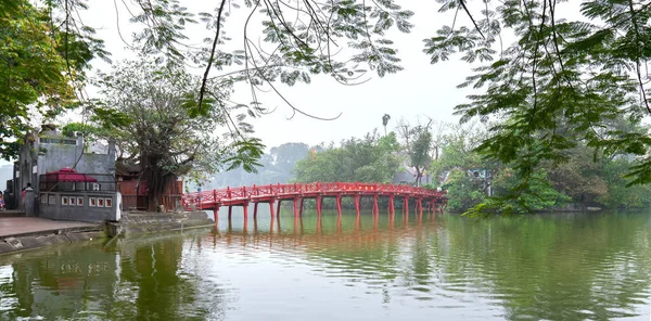 Puente Huc Arquitectónico Inminente Agitar Árboles Lago Con Arco Cultura —  Fotos de Stock