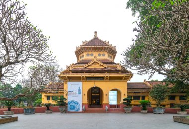 Hanoi, Vietnam - 31 Mart 2019: Vietnam Ulusal Tarih Müzesi'nin Mimarisi. 1926 yılları arasında mimar Ernest Hebrard tarafından inşa ediliyor ve bugün Hanoi, Vietnam'da korunuyor.