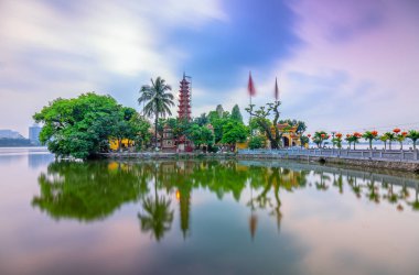 Hanoi, Vietnam Batı Gölü yarımadasında gün batımında Tran Quoc pagoda
