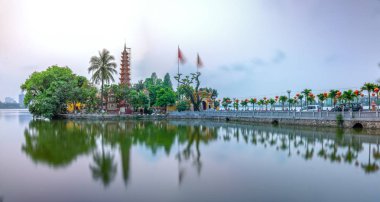 Hanoi, Vietnam Batı Gölü yarımadasında gün batımında Tran Quoc pagoda