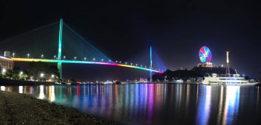 Bai Chay köprü gece ışıkları parıldayan iki yarımada Hon Gai ve Bai Chay Ha Long şehir, Quang Ninh eyaleti, Vietnam bağlı