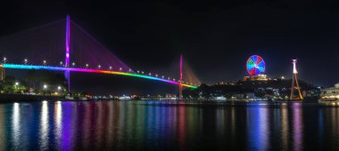 Bai Chay köprü gece ışıkları parıldayan iki yarımada Hon Gai ve Bai Chay Ha Long şehir, Quang Ninh eyaleti, Vietnam bağlı