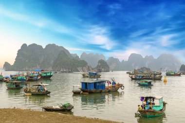 Halong Bay Cat Ba Harbor, Vietnam birçok balıkçı tekneleri demirlemiş. Bu doğal bir Dünya Mirası Alanı olarak kabul edilir