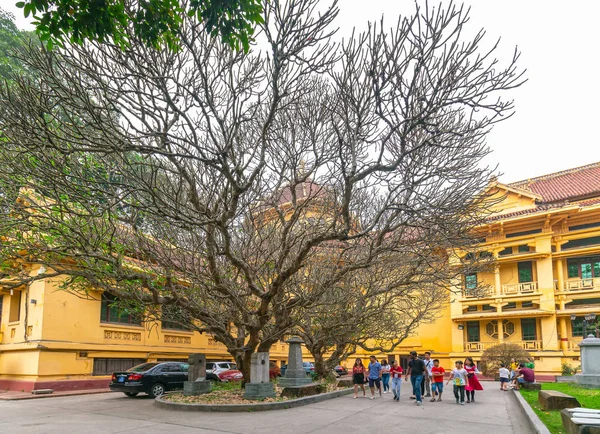 ハノイ ベトナム 2019年3月31日 観光客はベトナムの国立歴史博物館の建築を訪問します 建築家アーネスト ヘブラードによって1926年の間に建てられており 現在ベトナムのハノイで保存されています — ストック写真