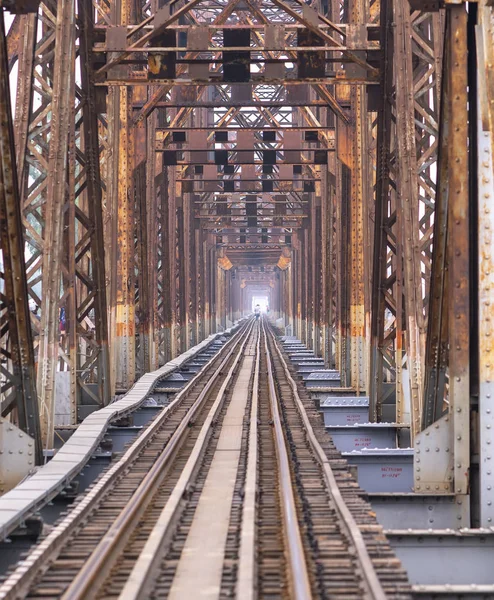 Zabytkowe Tory Kolejowe Prowadzące Nad Słynnym Long Bien Bridge Hanoi — Zdjęcie stockowe