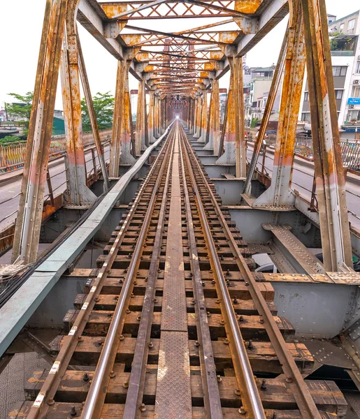 Vintage Järnvägsspår Som Leder Över Den Berömda Long Bien Bridge — Stockfoto