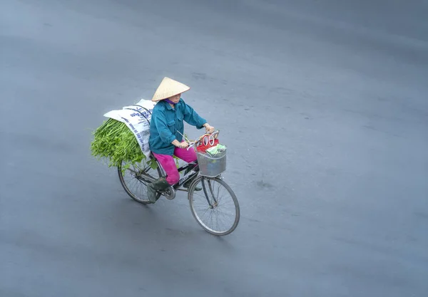 Gatuförsäljare Hastigt Cykla Tvärs Över Gatan För Att Hitta Kunder — Stockfoto