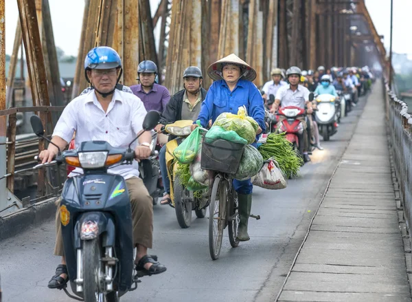 Hanói Vietnã Abril 2019 Tráfego Moto Lotado Trilhos Ferroviários Que — Fotografia de Stock