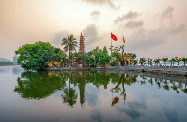 越南河内西湖半岛最古老的寺庙 日落时分的Tran Quoc宝塔 — 图库照片