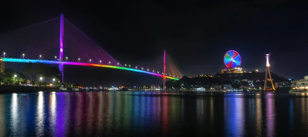 白柴桥夜灯闪烁着两个半岛连接鸿盖和白柴在河龙市 广宁省 — 图库照片