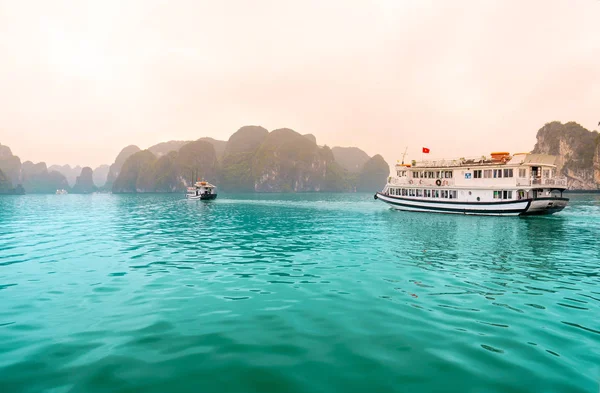Prachtige Toeristische Cruiseschip Drijvend Tussen Kalkstenen Rotsen Bij Long Bay — Stockfoto