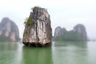 Halong Körfezi'ndeki kireçtaşı dağı, Vietnam. Burası Unesco Dünya Mirası Alanı, Kuzey Vietnam'da güzel bir doğa harikası.
