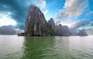 Halong Körfezi'ndeki kireçtaşı dağı, Vietnam. Burası Unesco Dünya Mirası Alanı, Kuzey Vietnam'da güzel bir doğa harikası.
