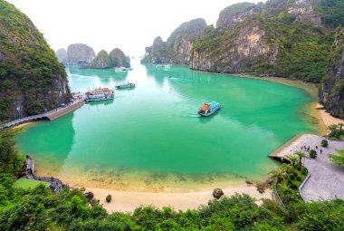 Bo Hon Adası'ndan güzel manzara Halong Bay görünümü. Halong Bay Unesco Dünya Mirası, kuzey Vietnam güzel bir doğa harikası olduğunu