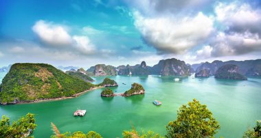 Ti Top Island adove güzel manzara Halong Bay görünümü. Halong Bay Unesco Dünya Mirası, kuzey Vietnam güzel bir doğa harikası olduğunu