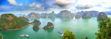 Ti Top Island adove güzel manzara Halong Bay görünümü. Halong Bay Unesco Dünya Mirası, kuzey Vietnam güzel bir doğa harikası olduğunu