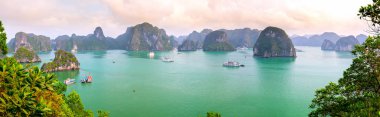 Ti Top Island adove güzel manzara Halong Bay görünümü. Halong Bay Unesco Dünya Mirası, kuzey Vietnam güzel bir doğa harikası olduğunu