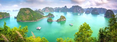 Ti Top Island adove güzel manzara Halong Bay görünümü. Halong Bay Unesco Dünya Mirası, kuzey Vietnam güzel bir doğa harikası olduğunu