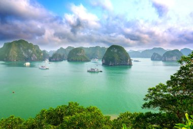 Ti Top Island adove güzel manzara Halong Bay görünümü. Halong Bay Unesco Dünya Mirası, kuzey Vietnam güzel bir doğa harikası olduğunu