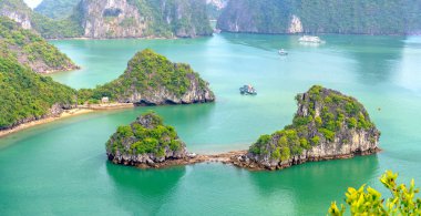 Ti Top Island adove güzel manzara Halong Bay görünümü. Halong Bay Unesco Dünya Mirası, kuzey Vietnam güzel bir doğa harikası olduğunu