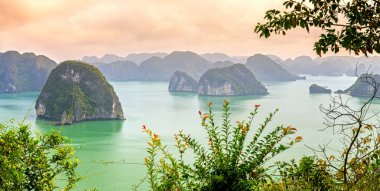 Ti Top Island adove güzel manzara Halong Bay görünümü. Halong Bay Unesco Dünya Mirası, kuzey Vietnam güzel bir doğa harikası olduğunu