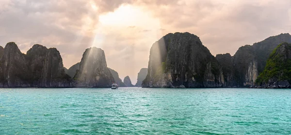 Bella Nave Crociera Turistica Galleggiante Tra Rocce Calcaree Long Bay — Foto Stock