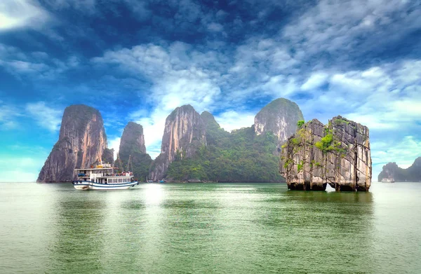 Kalksteen Dinh Huong Eiland Halong Bay Symbool Het Vietnamese Bankbiljet — Stockfoto