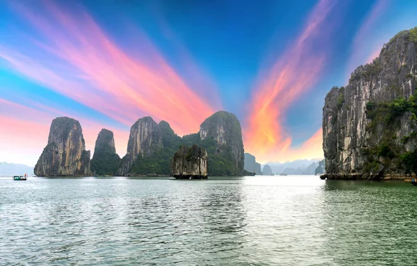 ハロン湾の石灰岩ディンフオン島はベトナム紙幣のシンボルです ハロン湾はユネスコの世界遺産に登録され ベトナム北部の美しい自然の驚異です — ストック写真