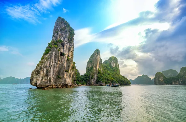 ベトナム ハロン湾の石灰岩山 これはユネスコの世界遺産であり ベトナム北部の美しい自然の驚異です — ストック写真