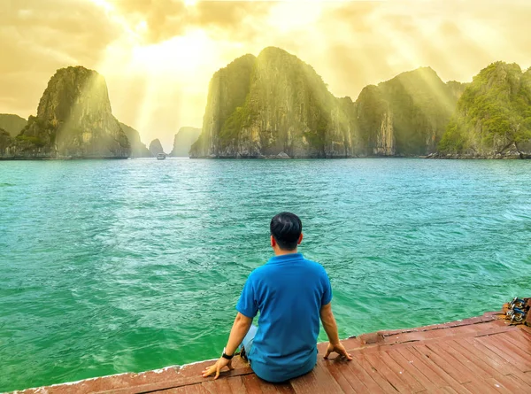 Indietro Vista Uomo Viaggiatore Barca Guardando Halong Bay Vietnam Tra — Foto Stock