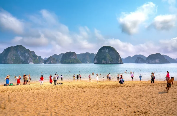 Halong bay, Vietnam - 3 Nisan 2019: Ti Top Island.It'da yüzen, sahilde keşif yapmakta olan turistler, Vietnam'ın Halong körfezine hem yerli hem de yabancı turistler için en cazip yerlerinden biridir.
