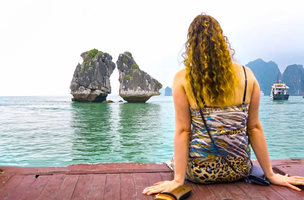 Indietro Vista Donna Viaggiatore Seduto Barca Cercando Rilassato Tra Isole — Foto Stock