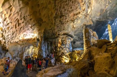 Halong bay, Vietnam - 3 Nisan 2019: Sung Sot kireçtaşı mağarasında turist seyahati en iyilerinden biridir ve Vietnam'ın Halong körfezinde Unesco Dünya Mirası'nda yer almaktadır.