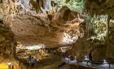 Halong bay, Vietnam - 3 Nisan 2019: Sung Sot kireçtaşı mağarasında turist seyahati en iyilerinden biridir ve Vietnam'ın Halong körfezinde Unesco Dünya Mirası'nda yer almaktadır.